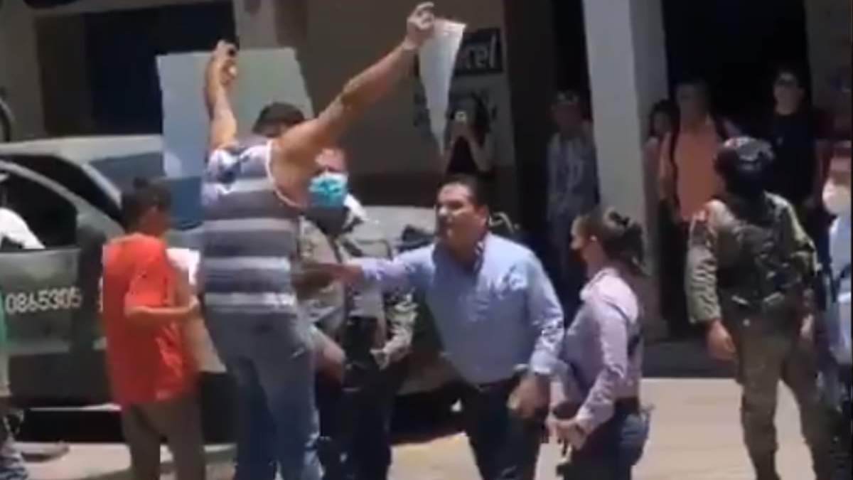 El gobernador de Michoacán agredió a un manifestante  en Aguililla, Michoacán