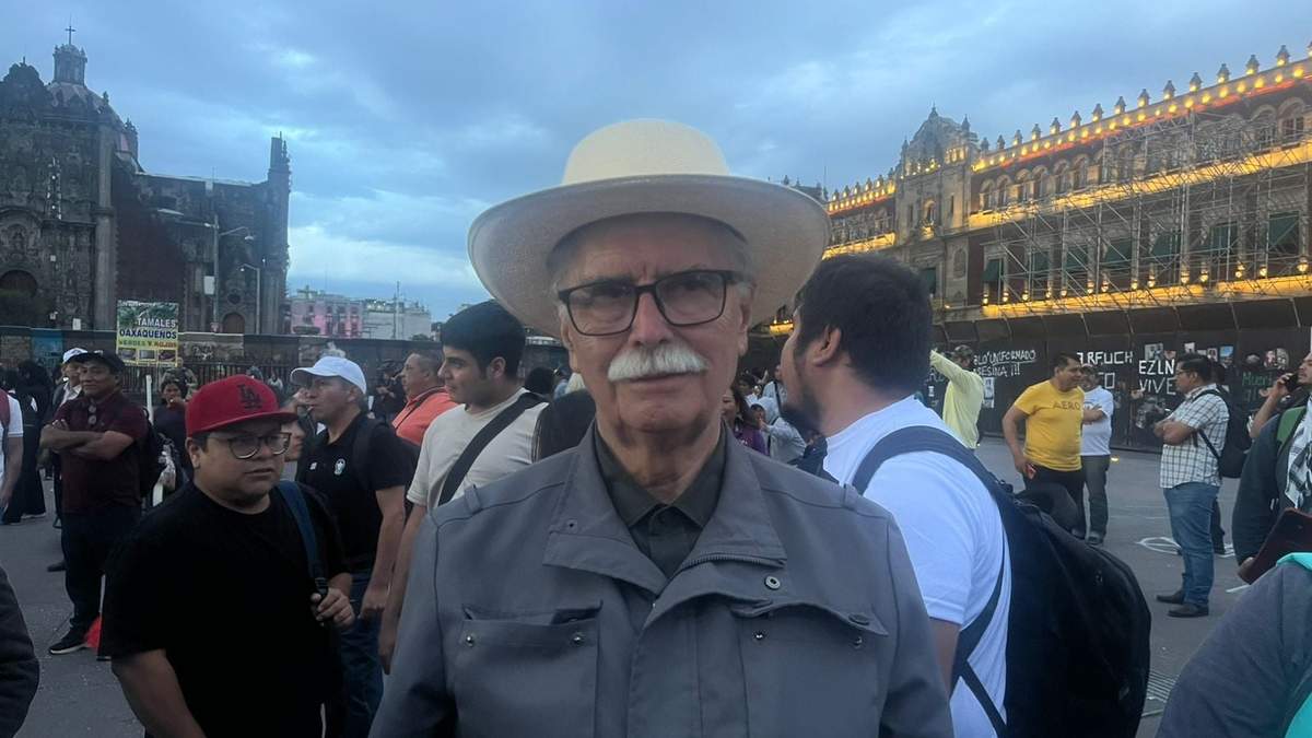 Félix Hernández, integrante del Comité 68, en el Zócalo de la Ciudad de México