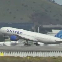 Avión de United Airlines pierde llanta en pleno vuelo y causa daños a tres autos (Video)