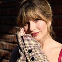 Laurita Fernández se lució con un look urbano chic y tacos rojos de alto impacto