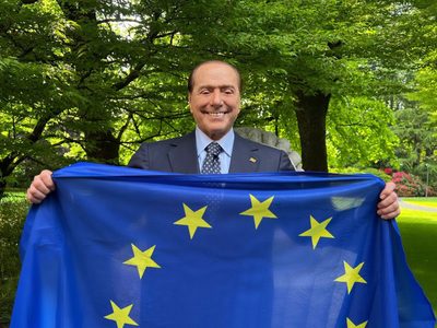 Absuelven a Berlusconi en juicio por manipulación testigos