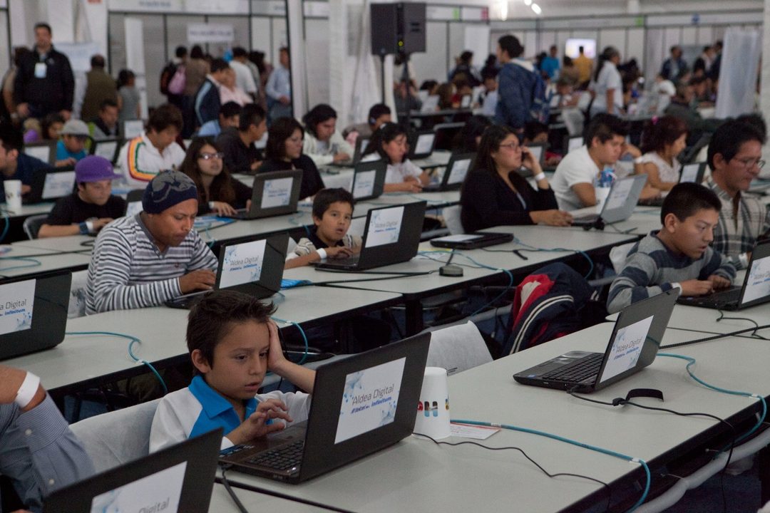 Personas ante computadoras. Foto Miguel Dimayuga
