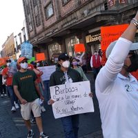 Marchan estudiantes de la UDLAP para exigir al gobierno que entregue el campus