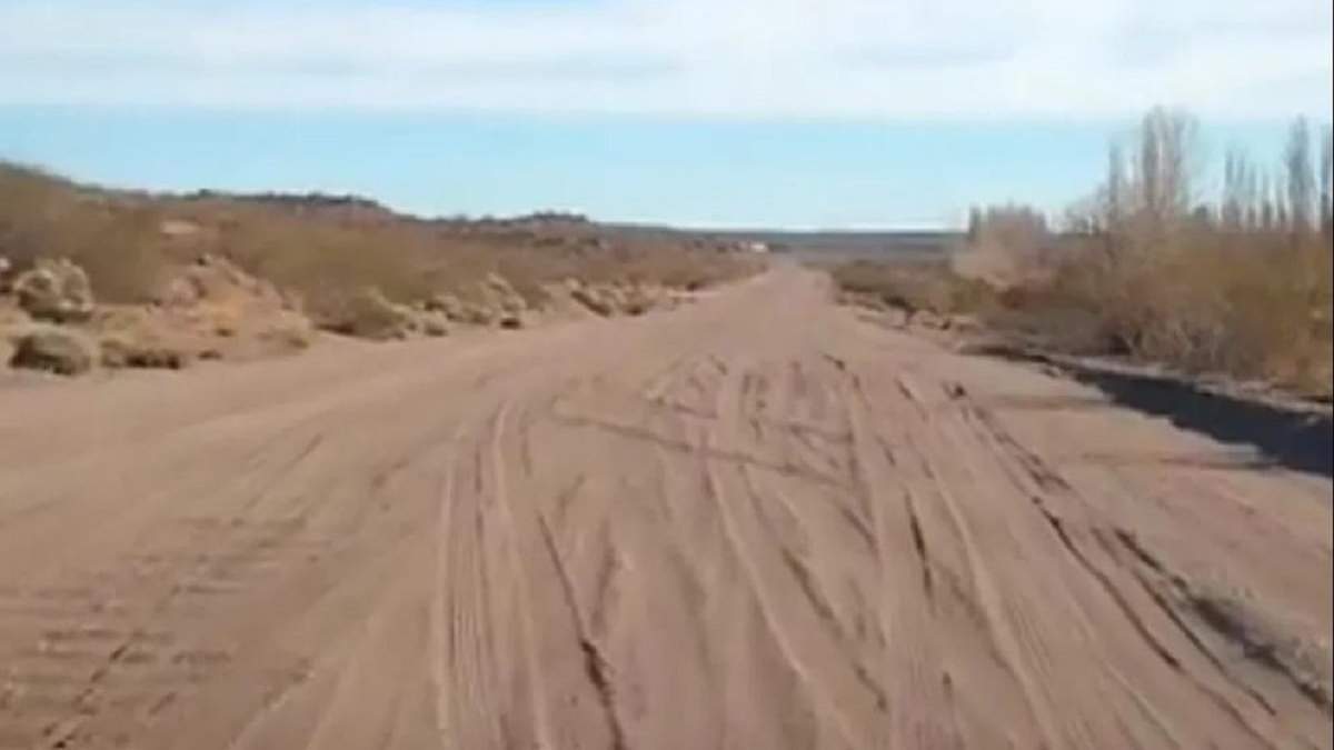Los vecinos denuncian desniveles y bancos de tierra y arena en el trazado de la ruta 20. Fuente: (Noticias Nqn)