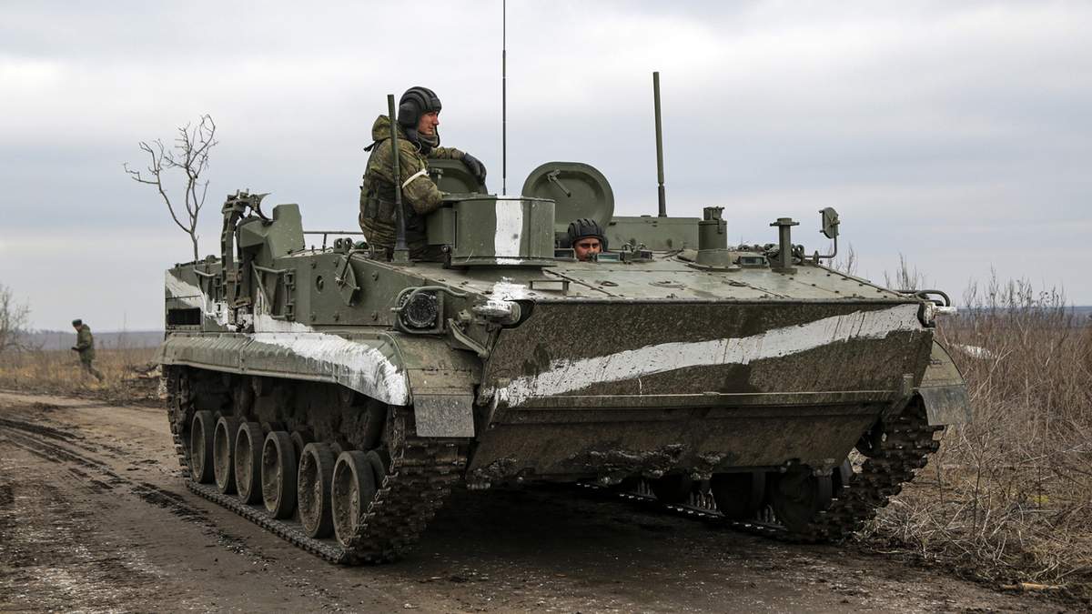 Un vehículo artillado patrulla a las afueras de Mykolaivka en la región de Donetsk que es controlada por militantes pro rusos