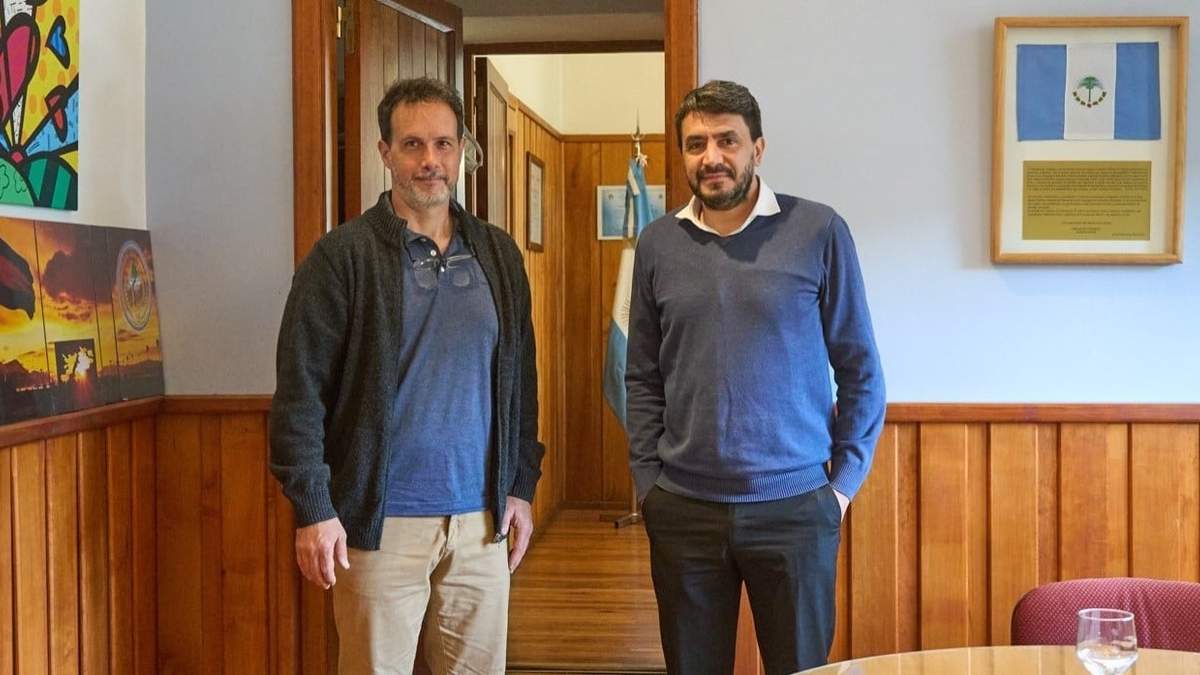 Carlos Menéndez, director del Instituto Municipal de Vivienda, junto al intendente Carlos Saloniti. Fuente: (RSM)