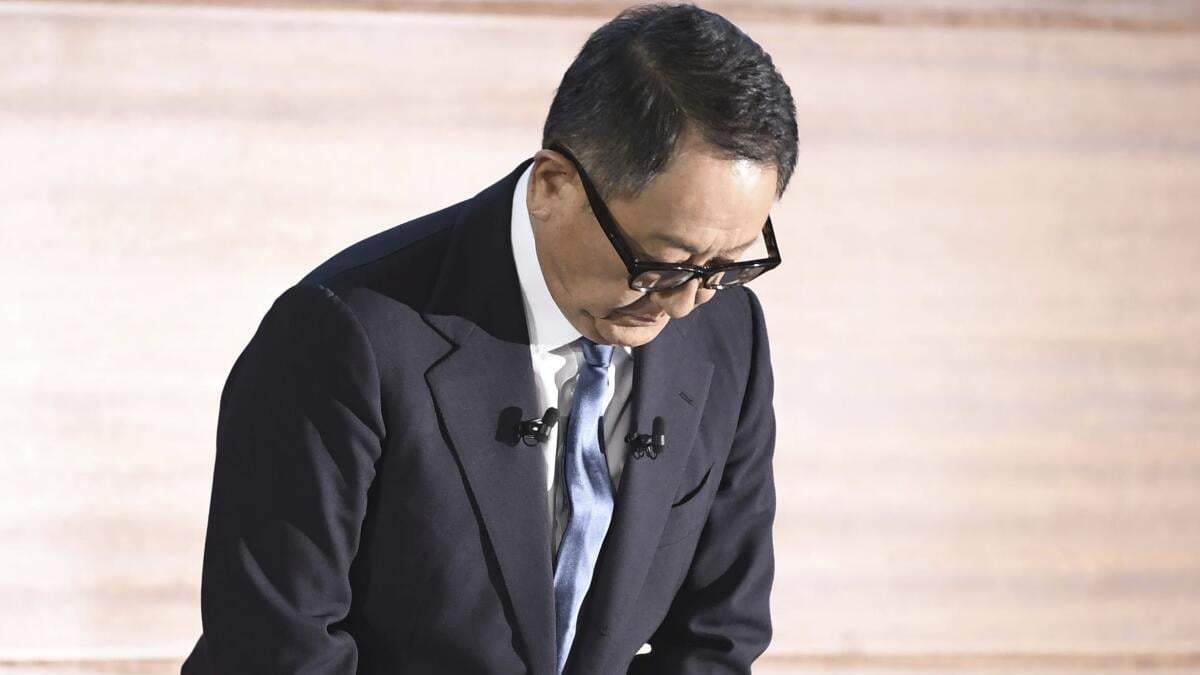 El presidente de Toyota, Akio Toyoda, hace una reverencia durante una conferencia de prensa en Nagoya, Japón