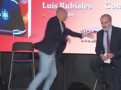 Lanzan huevos a Luis Rubiales durante la presentación de su libro (Video)