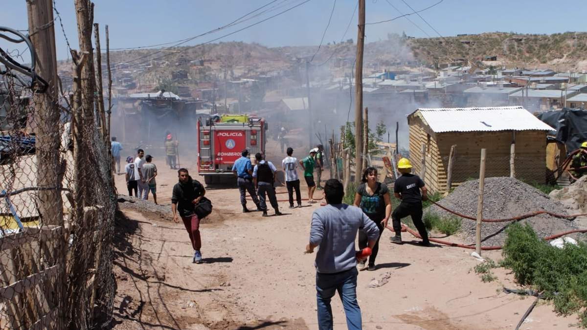 Incendio en la toma 7 de Mayo. Fuente: (Emiliano Ortiz - Minuto Neuquén)