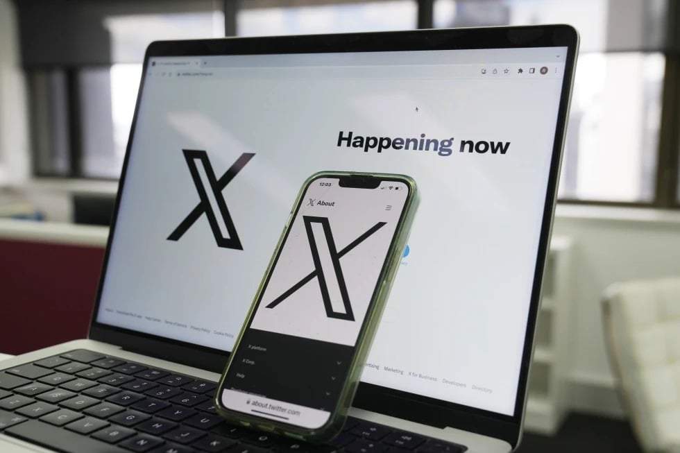 La página inicial de X se muestra en una computadora y un teléfono en Sídney el 16 de octubre de 2023.