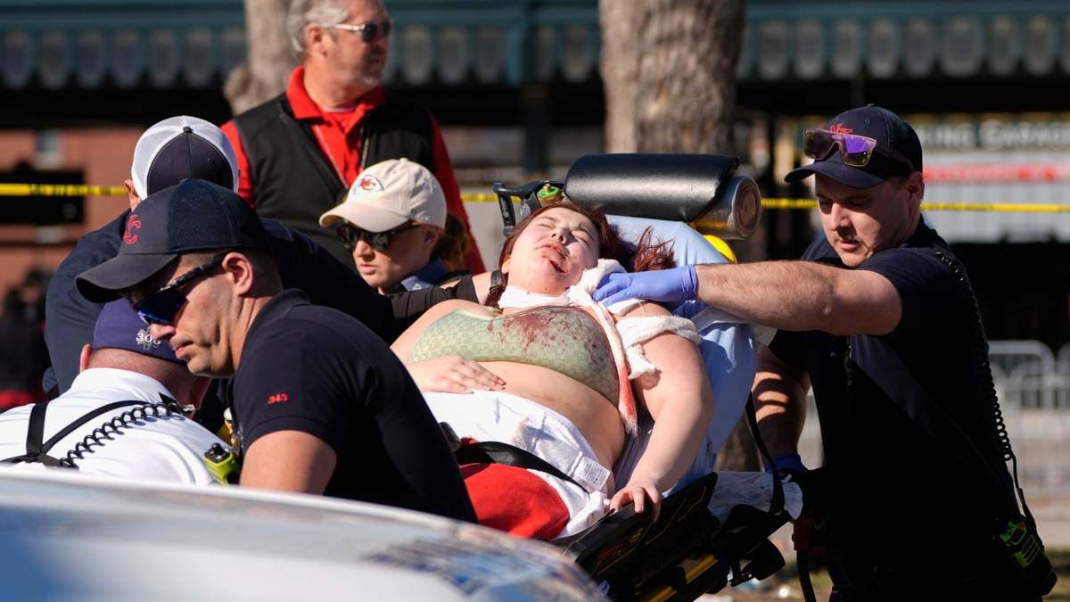 Una mujer es llevada a una ambulancia tras un tiroteo en el desfile que celebraba el campeonato de los Chiefs de Kansas City en el Super Bowl