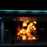 Incendian una tienda Oxxo en Michoacán