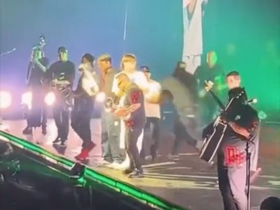 Guardaespaldas de Peso Pluma taclea a fan en pleno escenario; así reaccionó el cantante (Video)