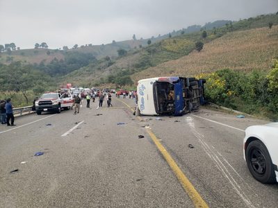 Vuelca autobús donde viajaban jornaleros tsotsiles; hay un fallecido (Videos)