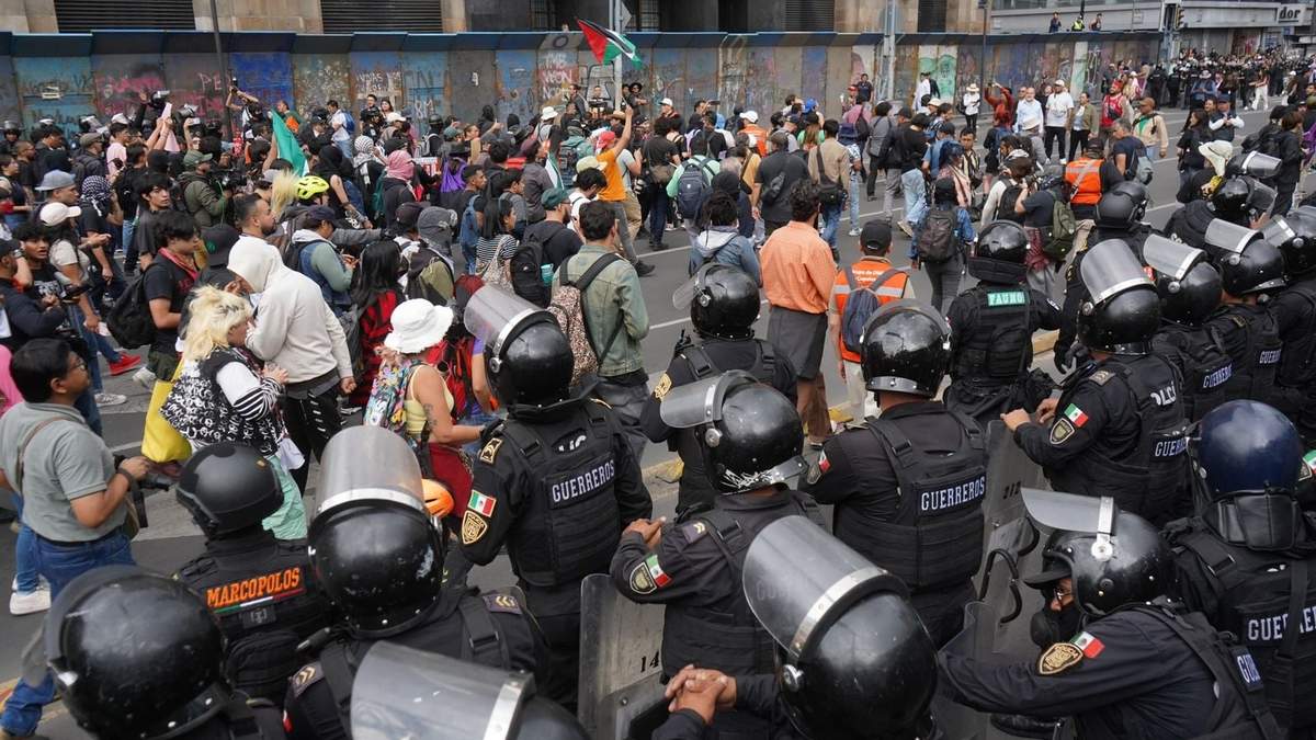 Policías evitan que la tercera manifestación contra la gentrificación llegara a embajada de EU