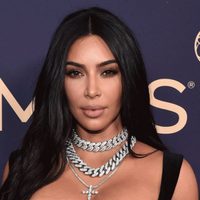¡Todo afuera! Kim Kardashian salió con el enterizo más diminuto... ¡Pero los hilos se soltaron!