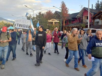 Circunvalación: Comunidad Angostura marchó “contra de la extorsión y la ocupación mapuche”