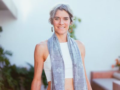 Con 2 ingredientes de tu cocina: el truco perfecto para tapar tus canas y fortalecer tu cabello