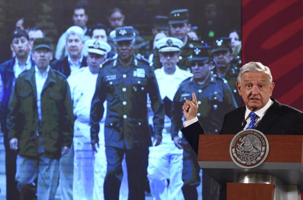 AMLO mostró una fotografía en la que Calderón Hinojosa porta la vestimenta militar