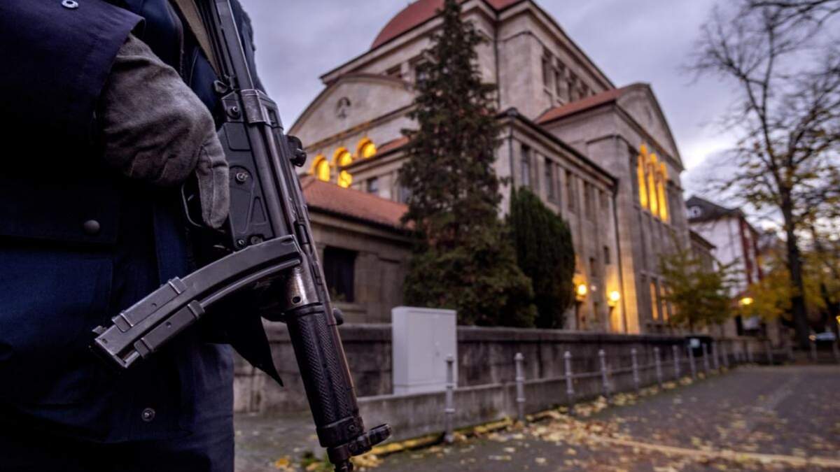 Un agente de policía alemán monta guardia frente a la sinagoga en Fráncfort