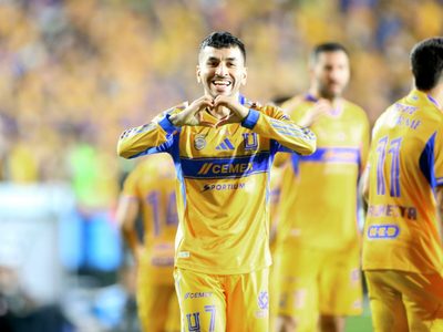 Ángel Correa aprovecha pifia y Tigres supera a Toluca en la ida de la final (Video)