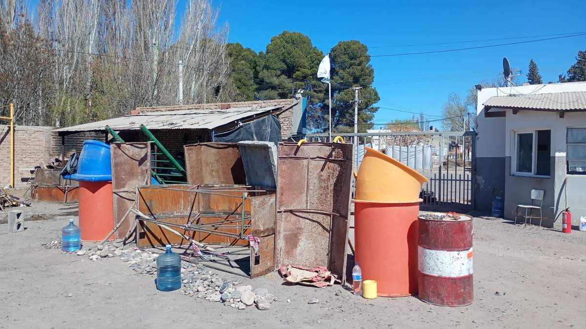 El ingreso al corralón municipal tras la orden de desalojo. Fuente: (Minuto Neuquén)