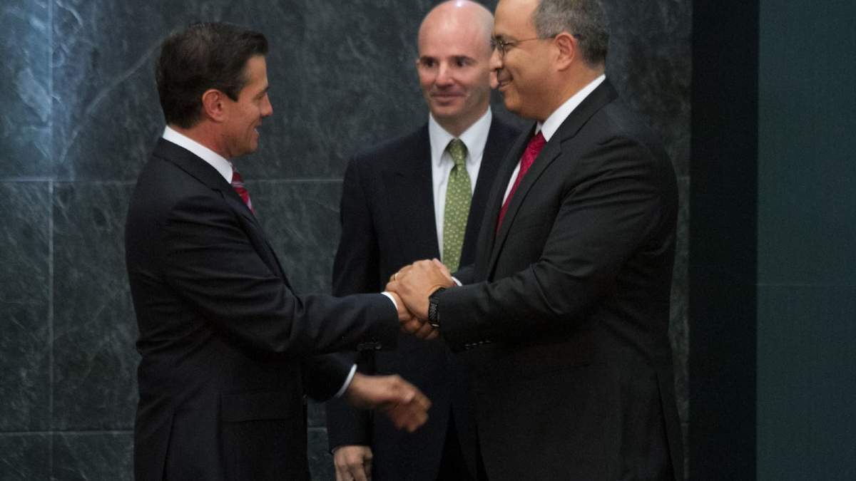 En imagen de noviembre de 2017, el presidente Peña Nieto toma protesta a Carlos Treviño como director general de Pemex