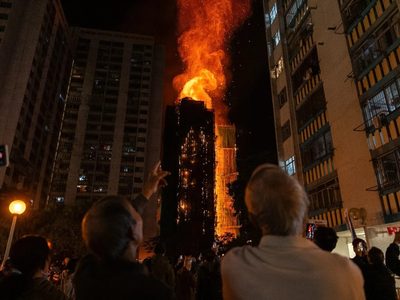 Hong Kong recibió el 2026 sin fuegos artificiales tras el incendio más mortífero en décadas