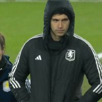 Alarma en la Selección: el “Dibu” Martínez salió lesionado en el Aston Villa
