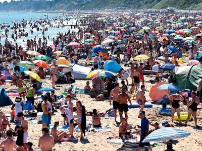 En plena pandemia, las playas de Reino Unido rebalsaron de turistas