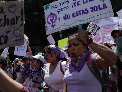 ¿Por qué las mujeres usan morado para asistir al 8M?