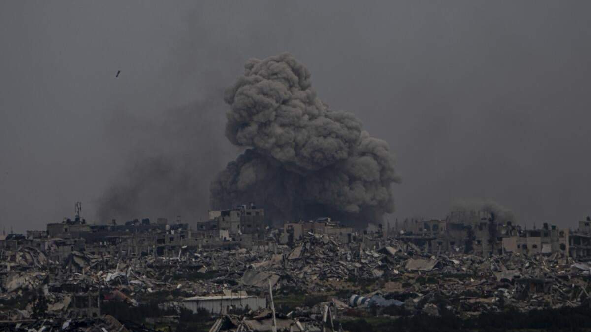 Humo y explosiones se alzan desde la Franja de Gaza vista desde el sur de israel
