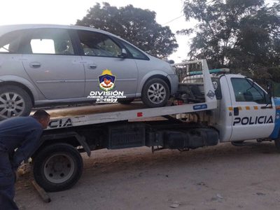 Dos personas tenían una escopeta en el auto y fueron demorados