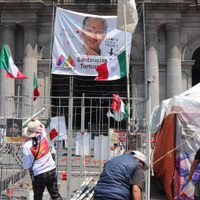 Agarran a jitomatazos imagen de Del Mazo; exigen que se revisen expedientes de presos (Videos)