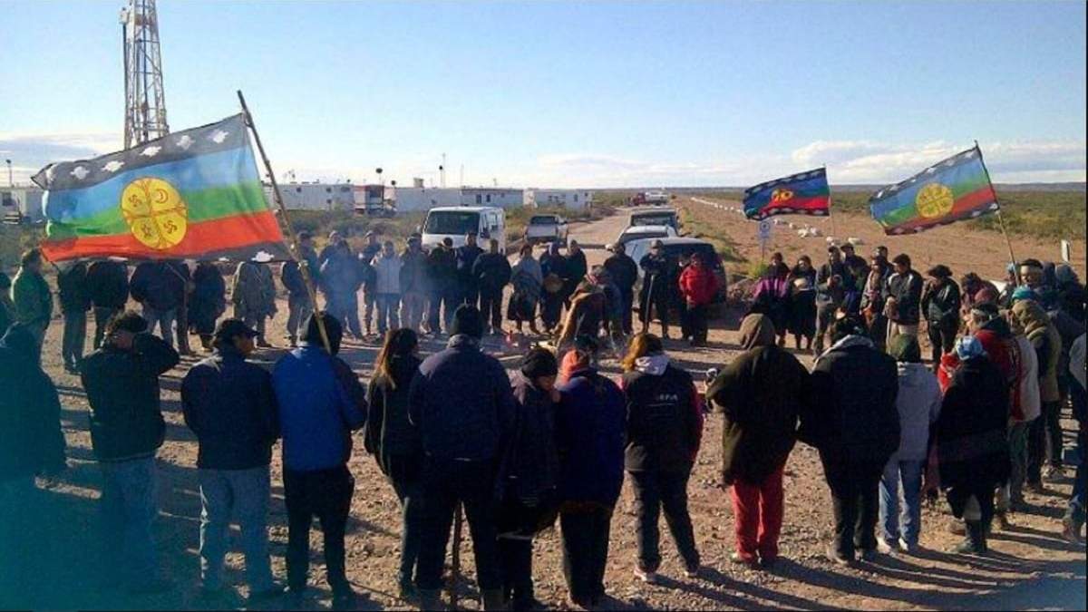 Mapuches de la comunidad Paxipeyiñ durante el bloqueo del ingreso a las empresas en Loma la Lata. Fuente: (Oncedigital)