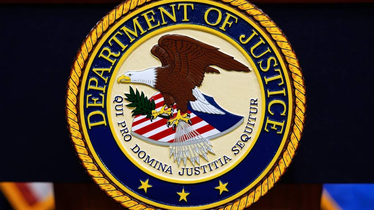 El logotipo del Departamento de Justicia de Estados Unidos, en un podio antes de una conferencia de prensa, el 6 de mayo de 2025, en la sede del organismo, en Washington