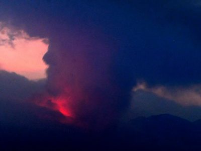 Uno de los volcanes más activos de Japón entró en erupción: ordenan evacuar las zonas aledañas