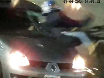 Conductor alcoholizado atropelló a un motociclista, quiso huir y terminó incrustado contra un árbol