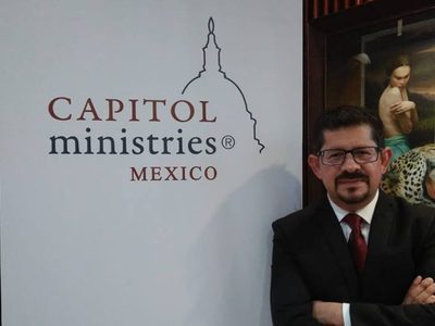 Asesor espiritual de la Casa Blanca adoctrina a políticos mexicanos contra aborto y bodas gay