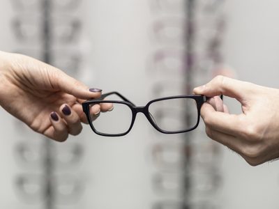 Advierten sobre los riesgos de comprar anteojos de leer sin consultar con especialistas