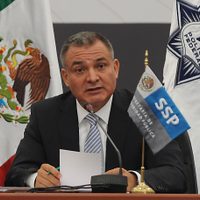 Abogado de García Luna pide admitir como pruebas las relaciones con funcionarios de EU