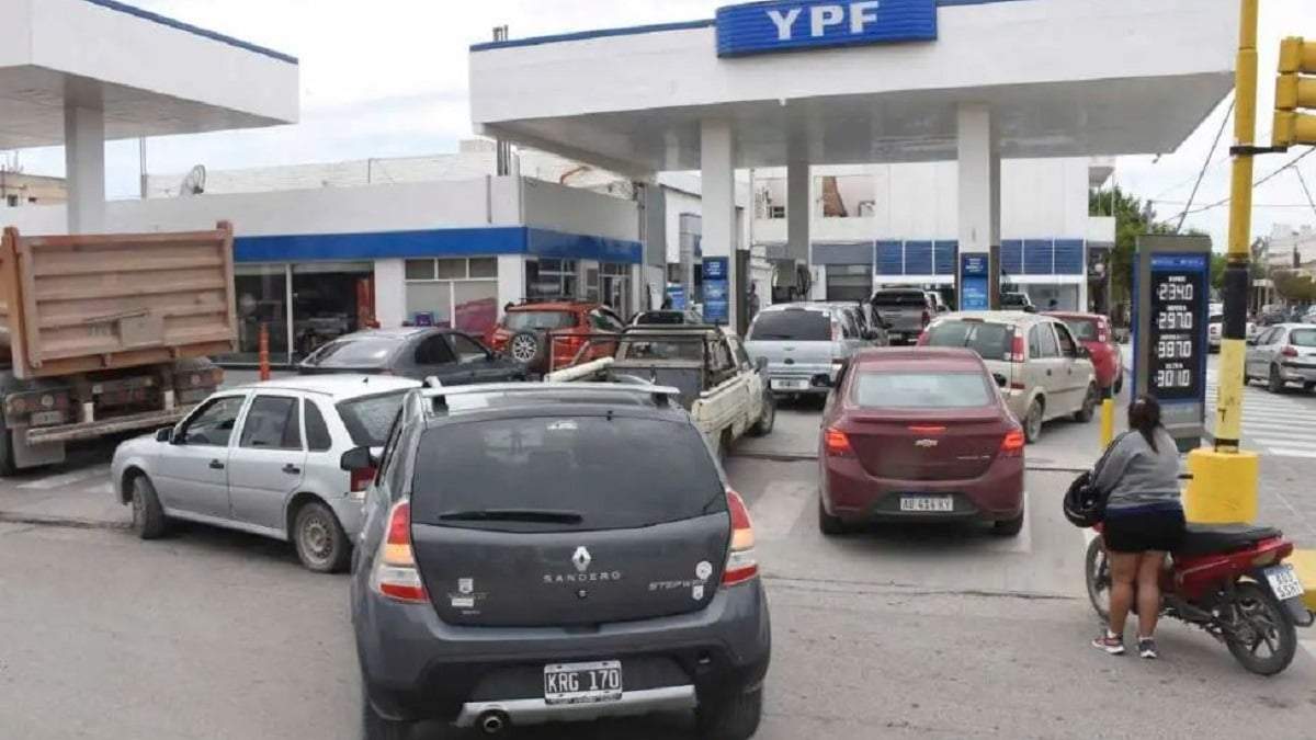 Desde este lunes comienza a normalizarse el expendio de combustibles. Fuente: (Diario RN)