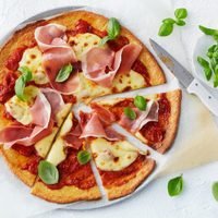Se puede comer rico y sin culpas: animate a esta receta de pizza keto exprés, súper crocante y deliciosa