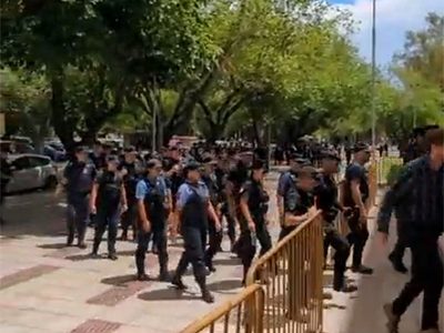 Impresionante despliegue policial por la convocatoria antiminera frente al Poder Judicial