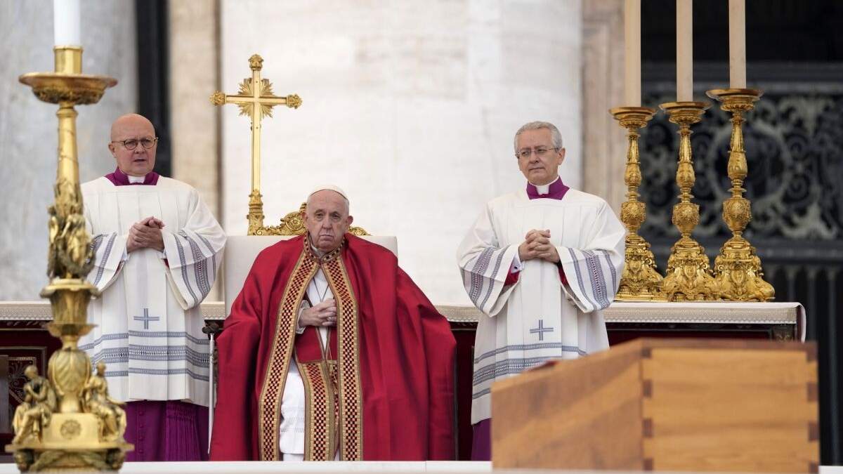 Francisco, sentado frente al féretro con los restos mortales del Papa emérito Benedicto XVI en el funeral oficiado en la Plaza de San Pedro, en el Vaticano