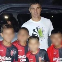 Newell’s suspendió a seis niños por sacarse una foto con un jugador de Rosario Central