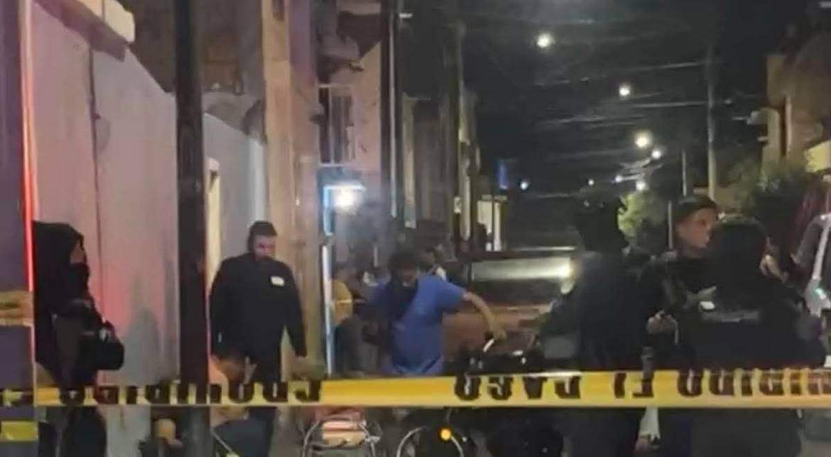Autoridades acuden al lugar del ataque armado en el que cinco personas fueron asesinadas y dos resultaron heridas, Salmanca, Gto