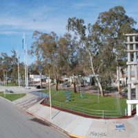 En Centenario denuncian a un vecino por agredir a un alumno en la vía pública