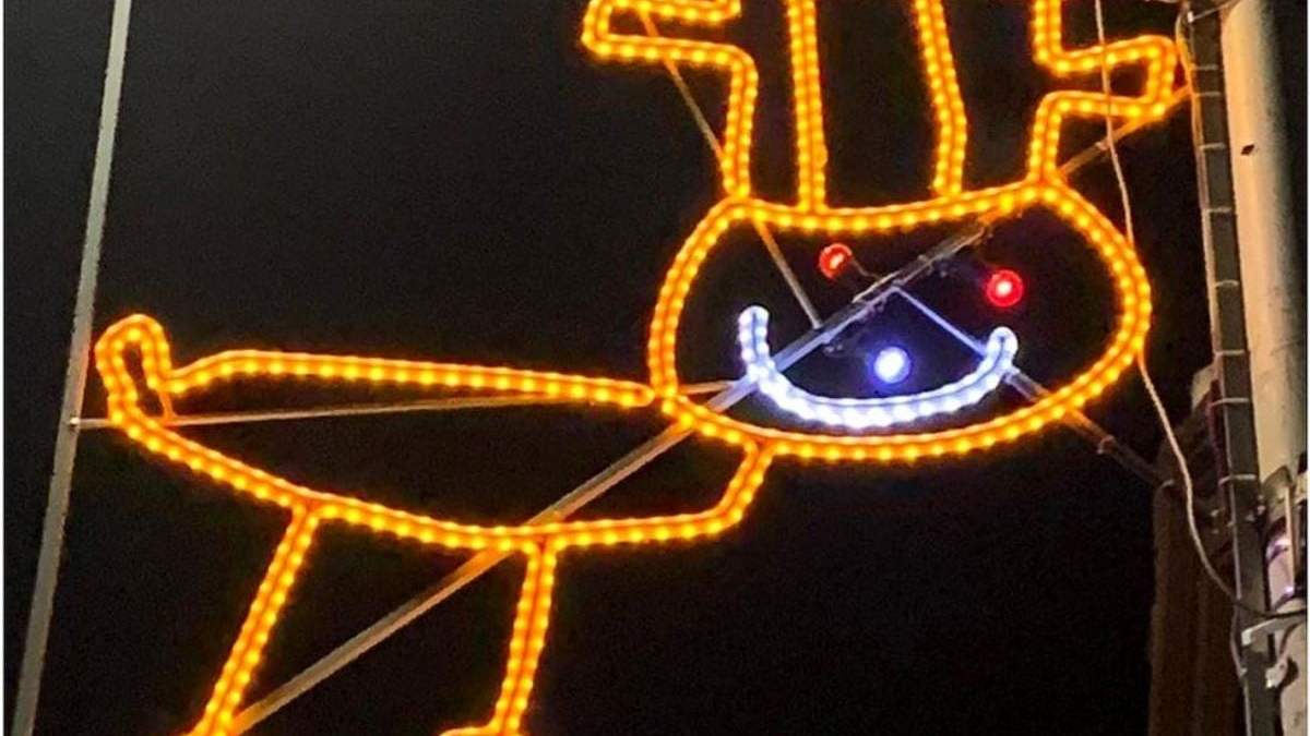 Luces con dibujos de niños para la Navidad. Fuente: (Instagram)