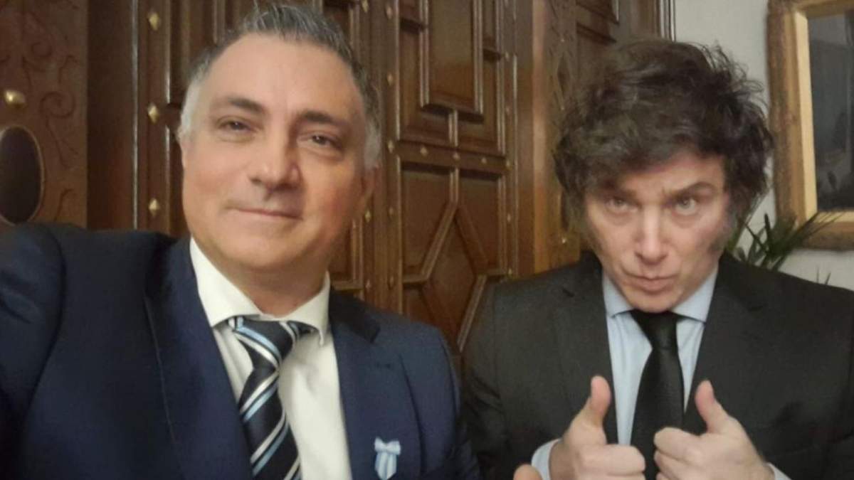 El operador Sebastián Pareja con Javier Milei.